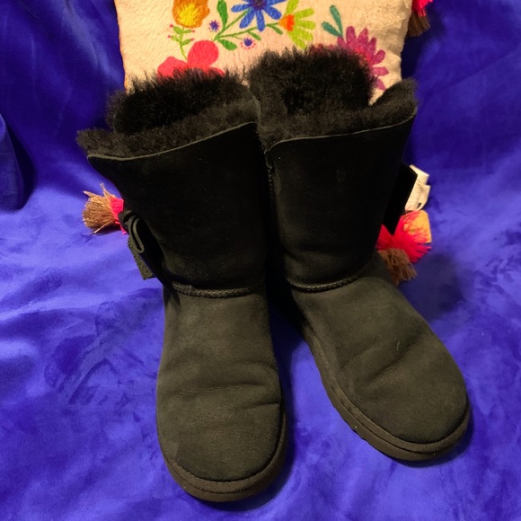 UGG Daelynn Leather 🎀 Black Short Boots - Picture 1 of 16